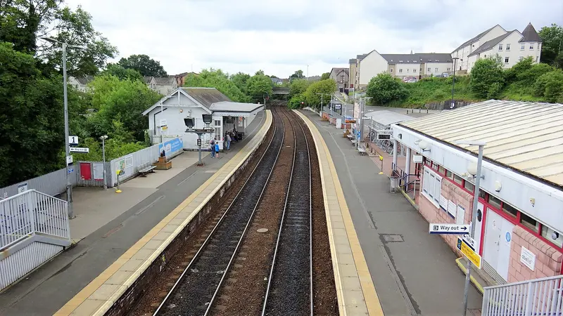 Inverkeithing station from the footbridge: two platforms, the modern ticket office building on the right and the older station building on the left