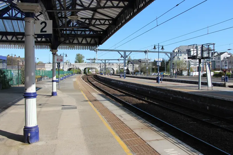 A long platform at Stirling station under a glass canopy on white cast-iron columns